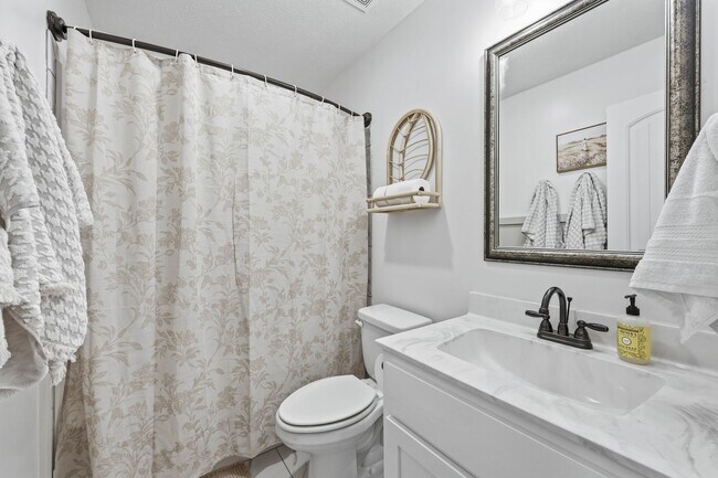 Building Photo - Dog Friendly Three Bedroom with Bonus in Sango!