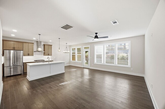 Building Photo - Walkable Lifetsyle in Westshore!