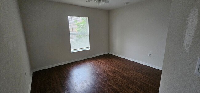 Building Photo - 1530 SW 19th Ave