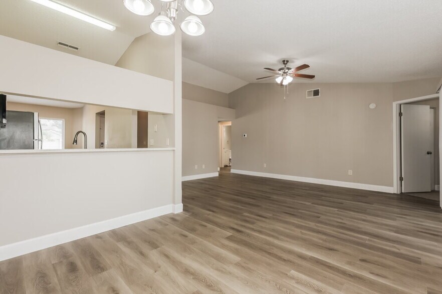Building Photo - 1310 Coolmont Dr
