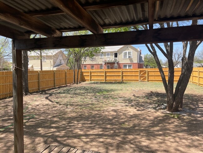 Building Photo - UPDATED!  3 BED, 1 BATH!