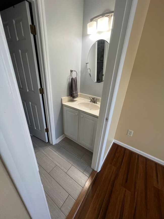 Building Photo - 3 Bed 2.5 Bath Townhome In Governors' Village