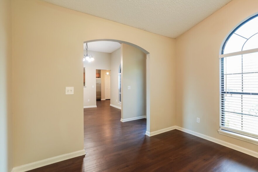 Building Photo - 1729 Glen Laurel Dr