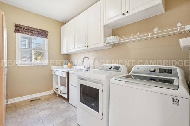 Building Photo - Living Large in Alpharetta