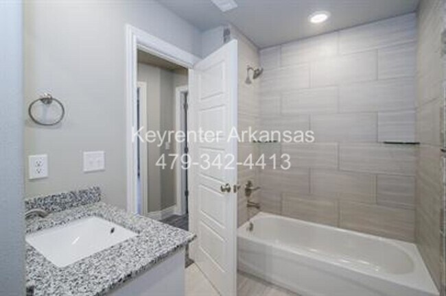 Building Photo - Awesome home with great location in Rogers