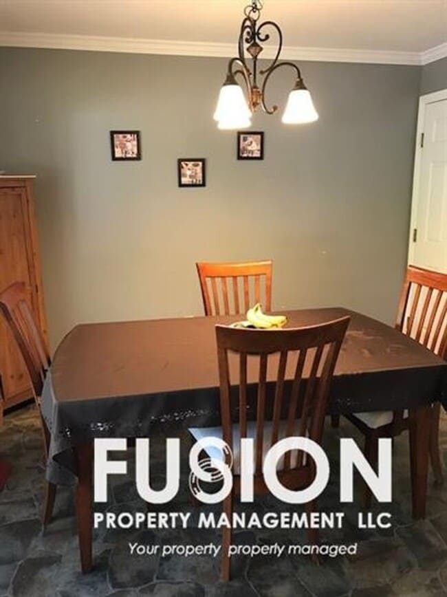 Building Photo - Spacious 3-Bedroom Home with POOL, Garage & Fenced Yard – New North End