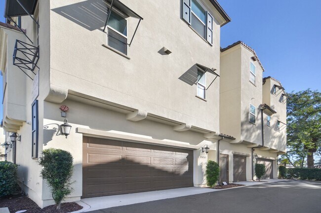 Building Photo - Townhome in Trabuco Canyon!