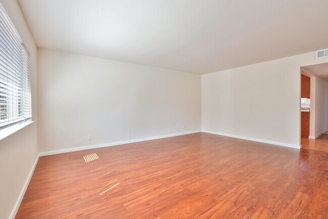 Building Photo - 1329 Essex Way