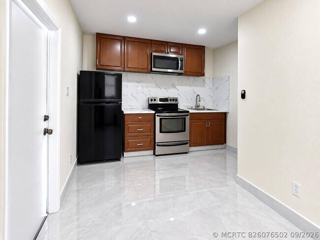 Building Photo - 930 NE 52nd Ct