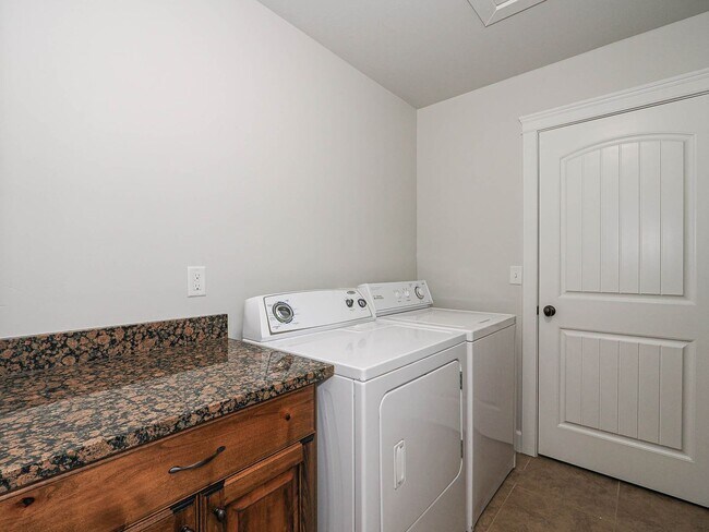 Building Photo - 1239 SilverCrest Dr