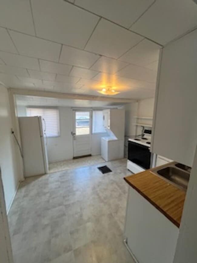Building Photo - SUMMER SPECIAL!! 1 bedroom, 1 bath duplex