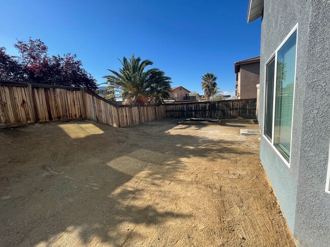 Building Photo - Victorville- Tanamera Home-  4 Bedrooms, 3...