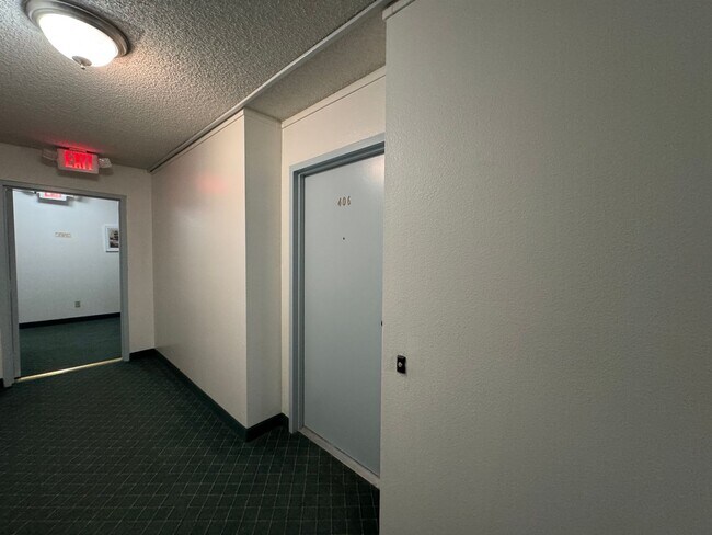 Building Photo - Top Floor Oasis