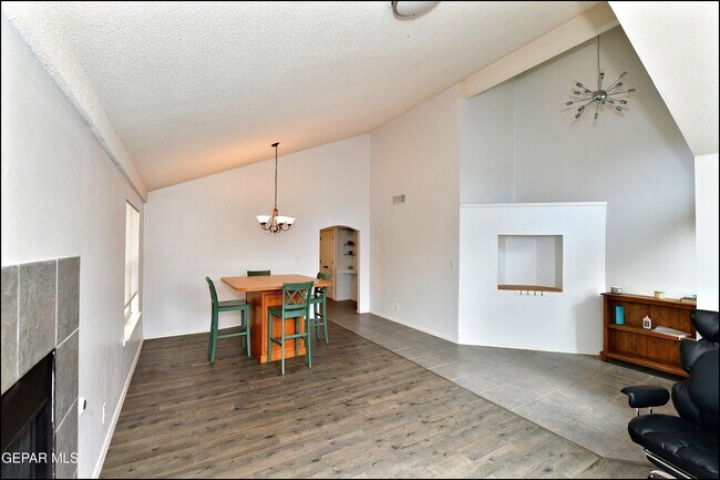 Building Photo - 10937 Northview Dr