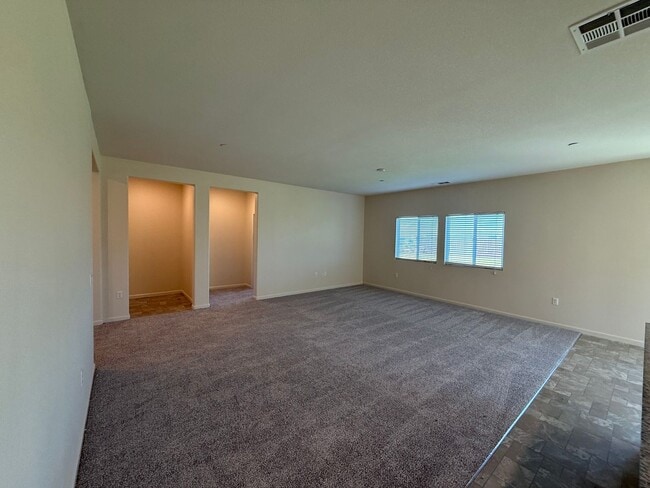Building Photo - Single story home in with large backyard!