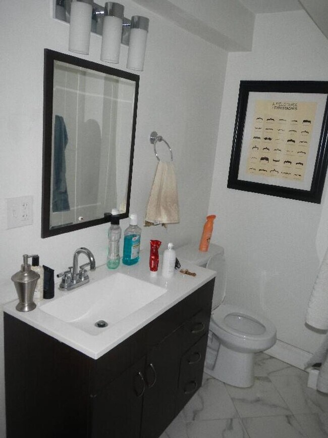 Building Photo - 9/1 No Fee! Spacious top floor true 3BR near Clev Circle!