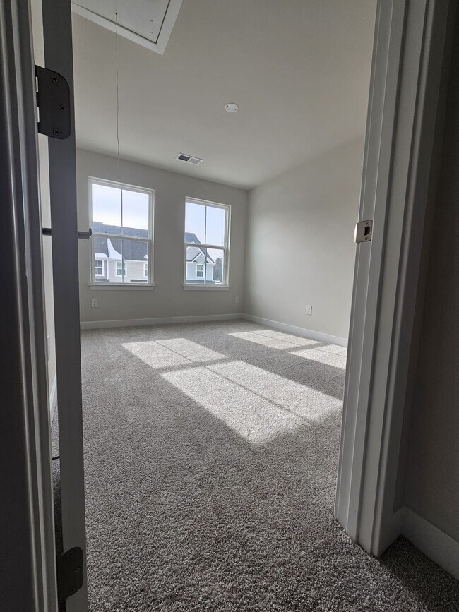 Building Photo - 209 Lograto Ln