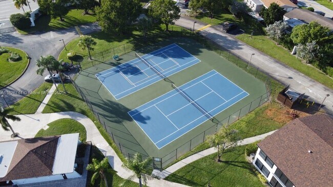 Building Photo - 213 Lake Pointe Dr