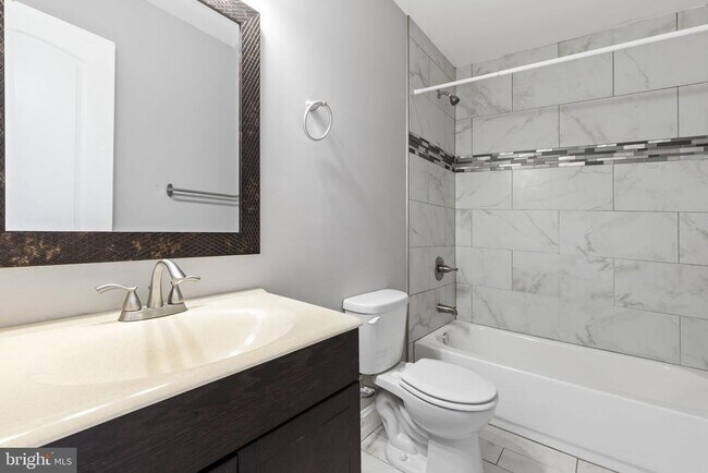 Building Photo - 625 Savage St