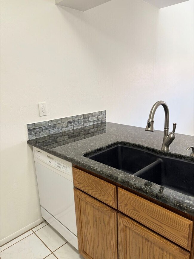 Building Photo - **COZY 2 BEDROOM/1 BATHROOM/GARAGE CONDO I...