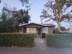 Building Photo - Charming 2 Bedroom 1 bathroom Downtown Modesto Home
