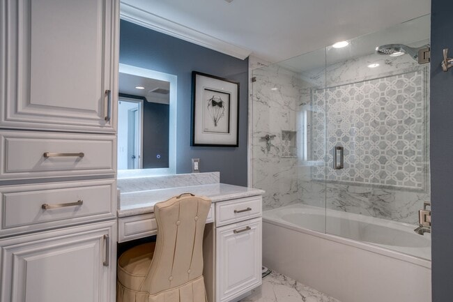 Building Photo - Gorgeous 9th Floor 1/1.5 Condo For Rent!