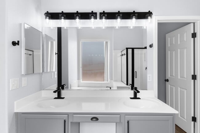 Building Photo - $2,500 Lovely Gilbert Rental Home With 2.5 Garage-3 bedrooms-2 Baths!