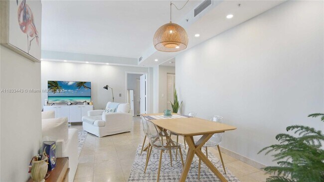 Building Photo - 801 Brickell Key Blvd