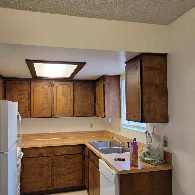 Building Photo - 400 NW Elm St