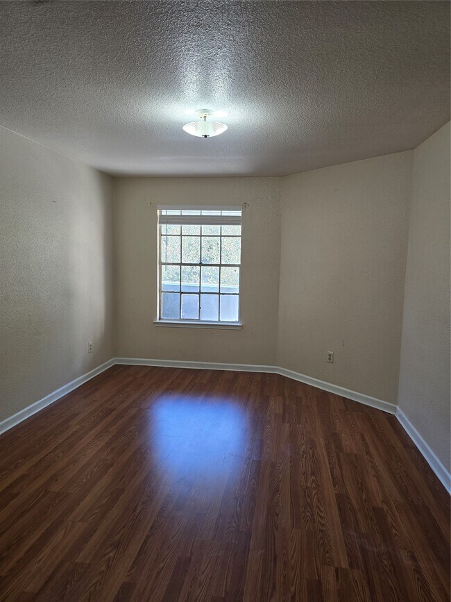 Building Photo - 9797 Leawood Blvd