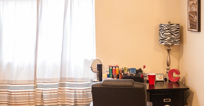 Building Photo - Southside Flats 4 Bedroom! Rooftop Deck! Central AC! Laundry Included!