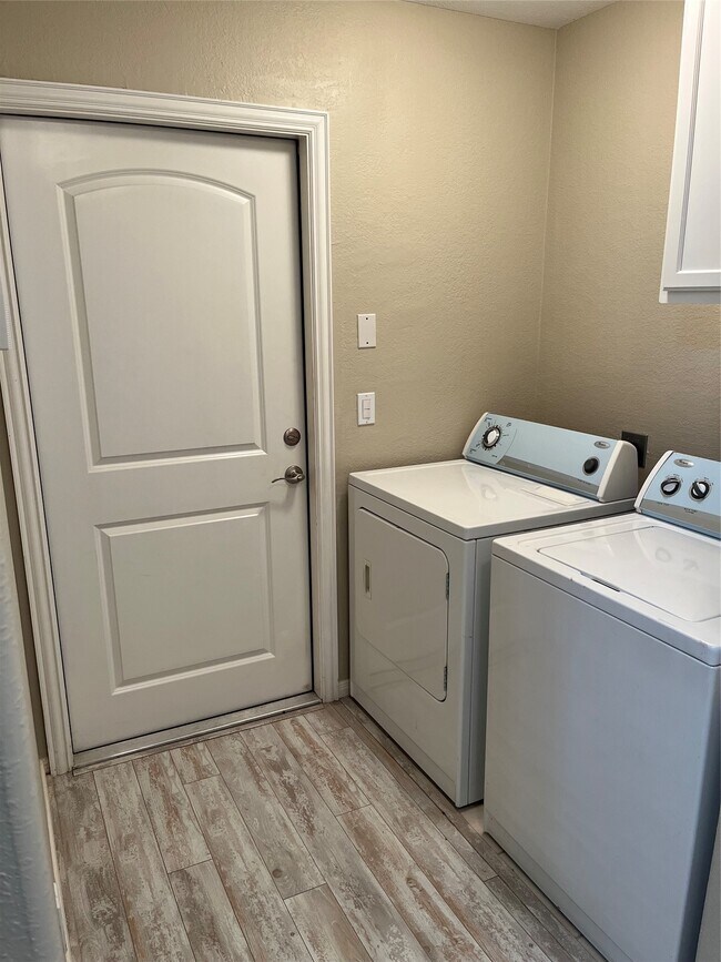 Building Photo - 9311 E Lakeside Dr