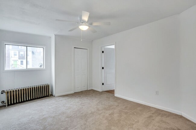 Building Photo - 2 bed 2 bath - great location, off street ...