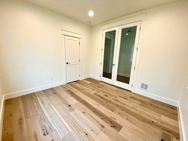 Building Photo - Beautiful Custom 6 Bedroom (2 Primary Bedr...