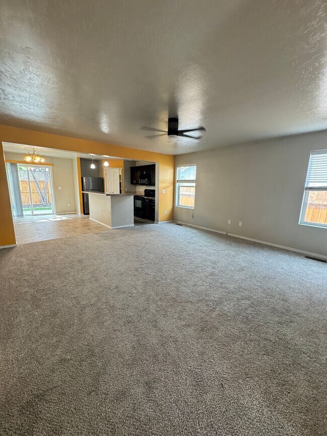 Building Photo - MOVE IN TODAY! Single level floorplan in d...