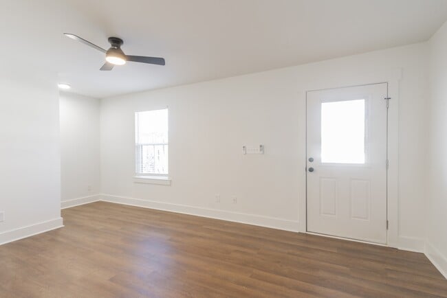 Building Photo - 404 Kirby Dr