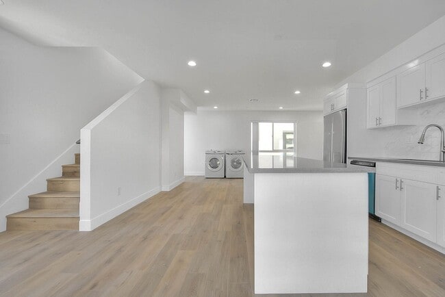 Building Photo - Luxury 2 & 4 Bed Townhomes in NoHo!