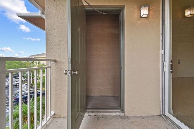 Building Photo - Stylish and luxurious 1-bedroom, 1-bath co...