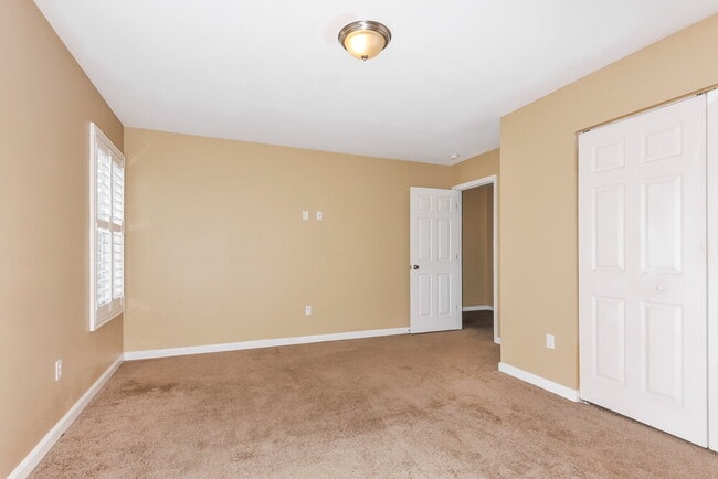 Building Photo - 428 Red Coat Tr