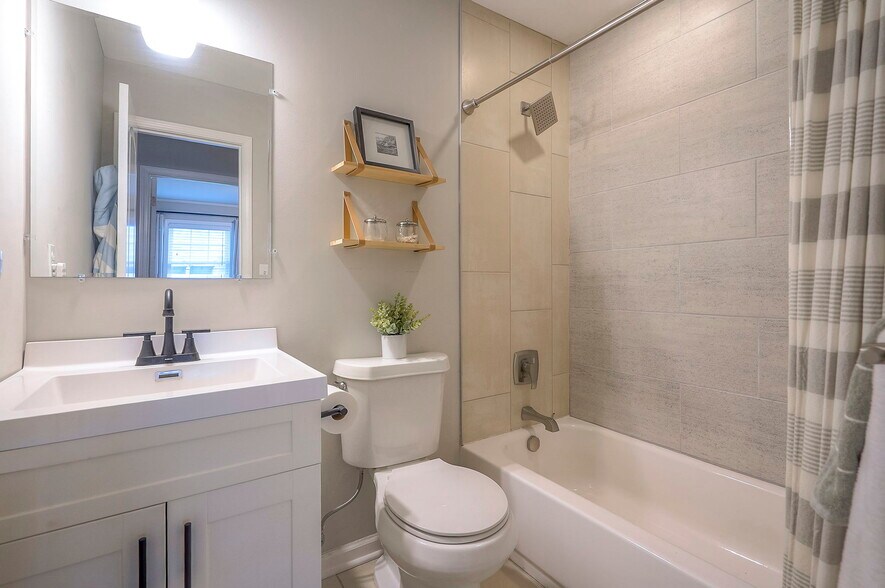 Building Photo - 2507 W 79th St