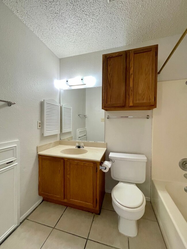 Building Photo - 2 WEEKS FREE RENT!! Charming 2 Bedroom, 2 ...