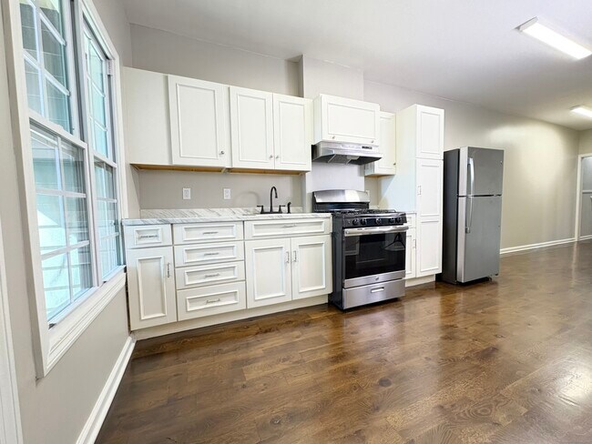 Building Photo - 126 Burroughs St