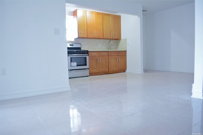 Building Photo - 70-38 Broadway