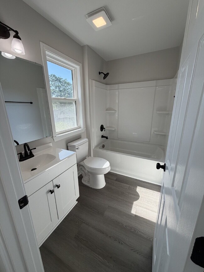Building Photo - Pet-Friendly Charming 3-Bedroom, 2-Bath Home on Harrison Ave – Your Cozy Retreat Awaits!"