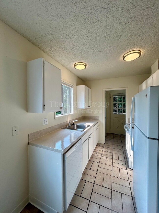 Building Photo - 6041 SW Valley Ave