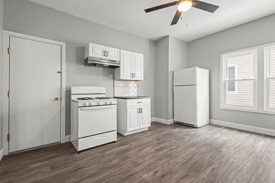 Building Photo - 208 S Swan St