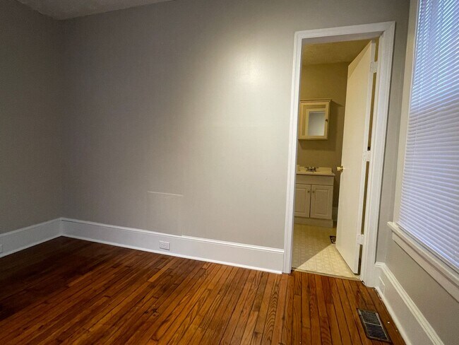 Building Photo - 4 Bedroom Home with Large Yard