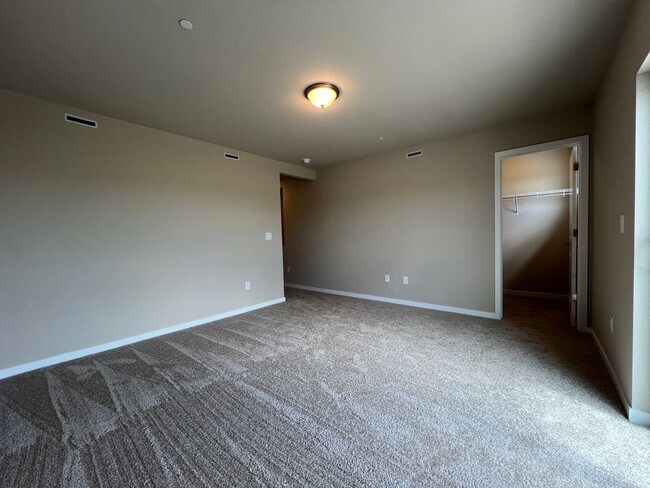 Building Photo - Spacious Recent Newbuild Townhome with Fine Finishes , 2-Car Attached Garage  ***Owner will Credi...