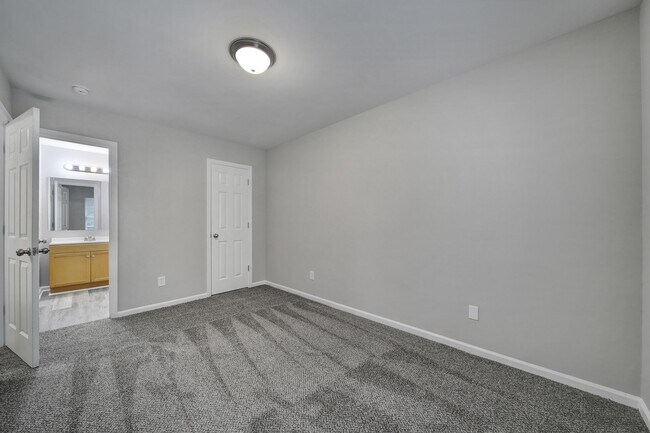 Building Photo - Lovely 4 Bed 2 Bath Home in Charlotte!