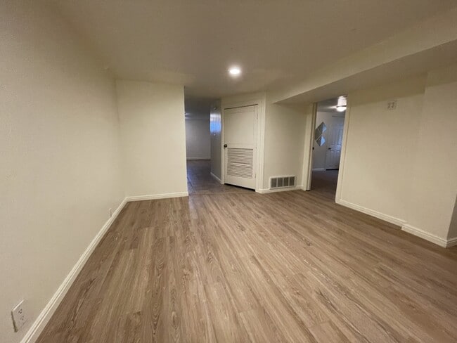 Building Photo - Spacious Taylorsville Home